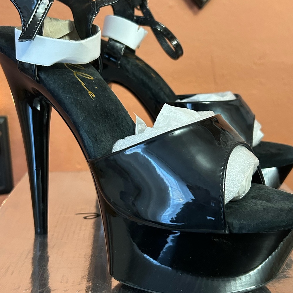 Elegant Ellie Black High Heel sandal NIB size 10